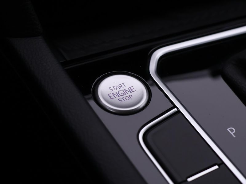 Volkswagen Passat 2,0 TDI 147kW DSG Matrix DPH - fotka 25 z 35