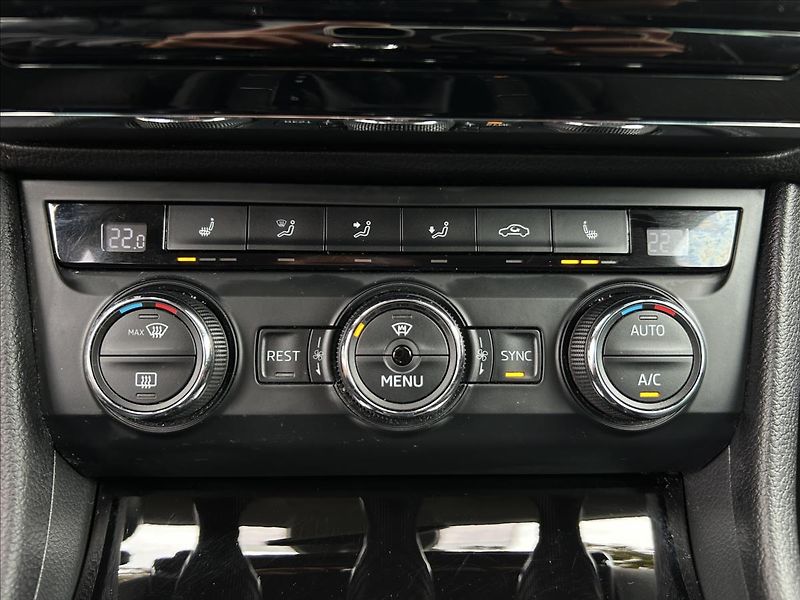 Škoda Superb 2,0 TDi DSG  BIXEN NAVI 1xMaji - fotka 21 z 50