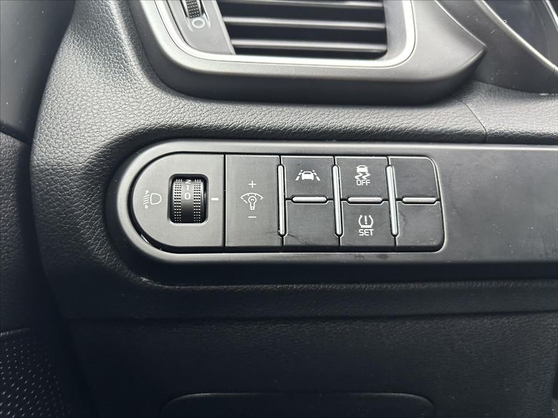 Kia Ceed 1,4 TGDi 103kW Fresh ZÁRUKA - fotka 24 z 33