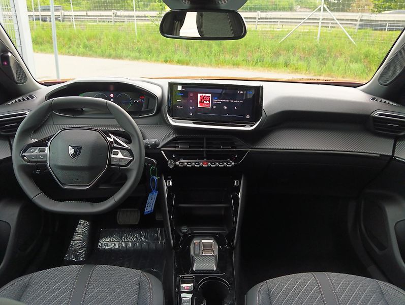 Peugeot 2008 (2026) ALLURE Hybrid 145 e-DCS6 - fotka 11 z 20