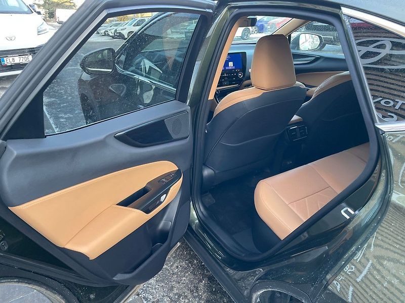 Lexus NX 350h - fotka 10 z 29