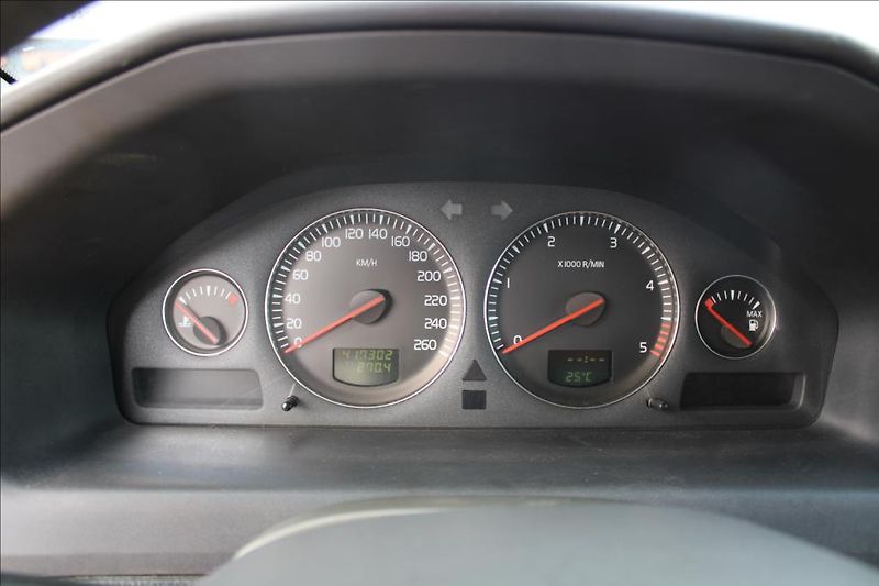 Volvo V70 2,4 D  D5, KLIMA, STK 8/2028 - fotka 17 z 26