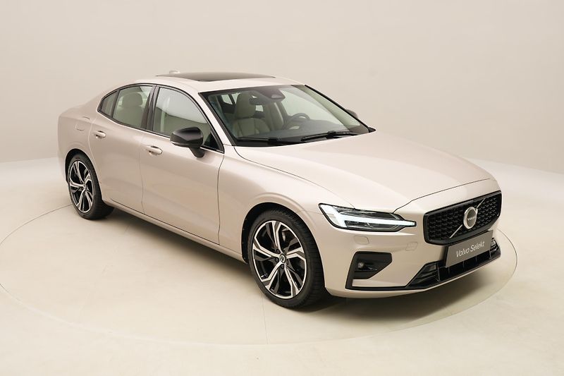 Volvo S60 B5 AWD DARK ULTIMATE REZERVACE - fotka 16 z 57