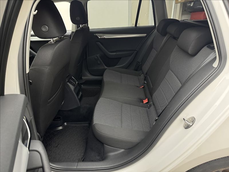 Škoda Octavia 1,4 i 81kW DSG VÝHŘEV DPH ČR - fotka 25 z 27