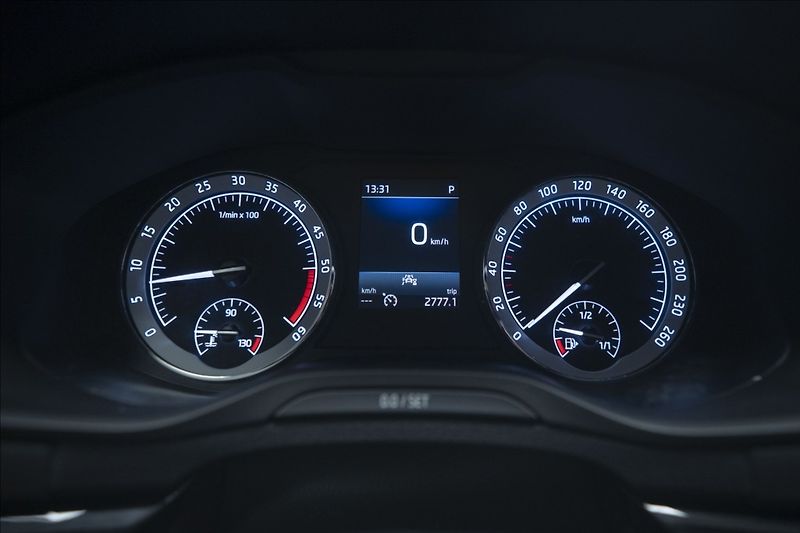 Škoda Karoq 2,0 TDI DSG 4x4 SPORTLINE ČR - fotka 29 z 41