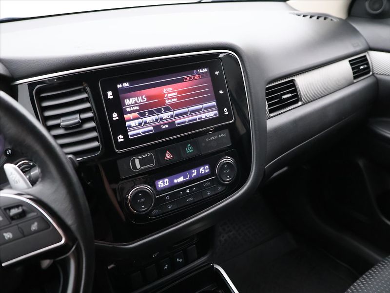 Mitsubishi Outlander 2,0 MIVEC 110kW Intense 4WD - fotka 20 z 34