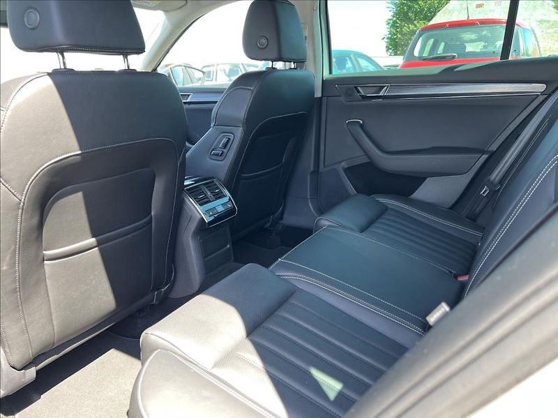 Škoda Superb 2,0 TDI DSG Premium Edition - fotka 14 z 42