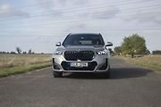 iX1 můžete koupit jako předokolku i s pohonem 4x4.