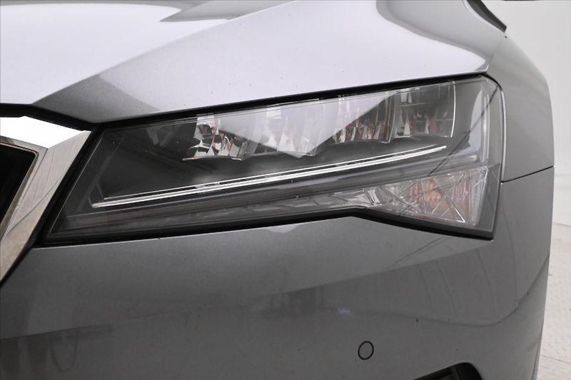 Škoda Superb 2,0 TDI 110 kW DSG TAŽNÉ NAVI - fotka 29 z 31