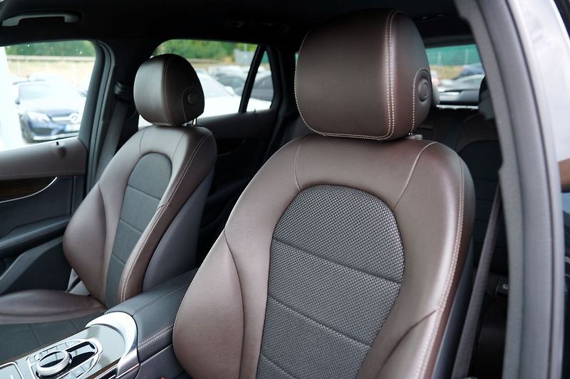 Mercedes-Benz GLC 250i 4Matic/kůže/Led/9AT/ČR - fotka 24 z 43
