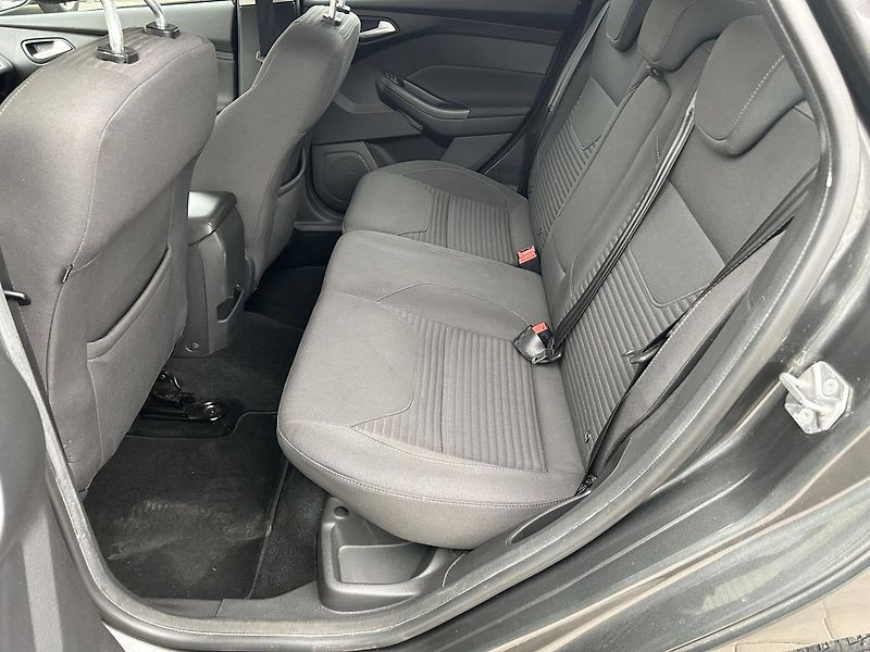 Ford Focus 1.5   Titanium - fotka 22 z 24