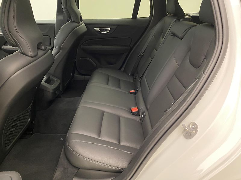 Volvo V60 B4 DARK PLUS AUT  - fotka 5 z 59