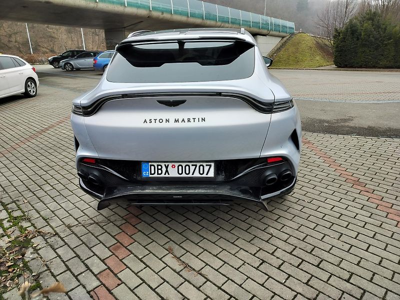 Aston Martin DBX 707 23