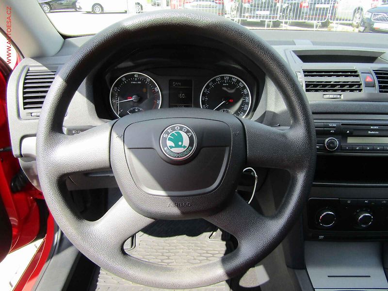 Škoda Octavia (2012) 1.6MPi, ČR, AC, STK4/28 - fotka 15 z 16