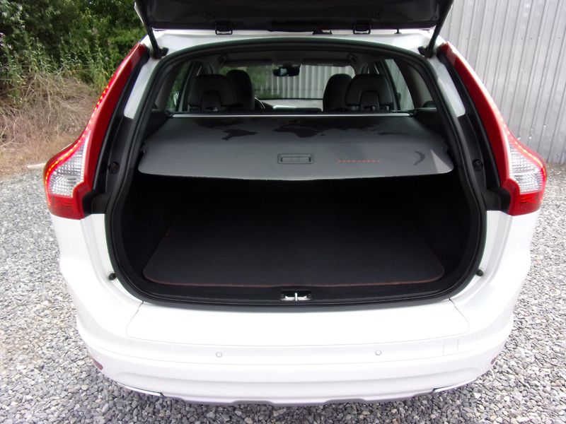 Volvo XC60 (2016) 2.0 D4 140kW OCEAN RACE KRÁSNÉ - fotka 18 z 27