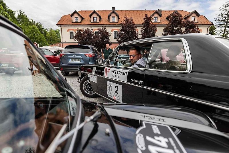 Všichni účastníci s vozy v cíli druhého ročníku Oldtimer Expressu, který mířil z Prahy do řeckých Atén.