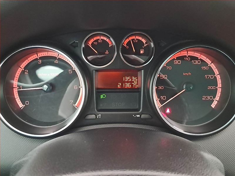 Peugeot 308 (2010) 1.6 VTi, po STK, oblíbený vůz - fotka 11 z 19