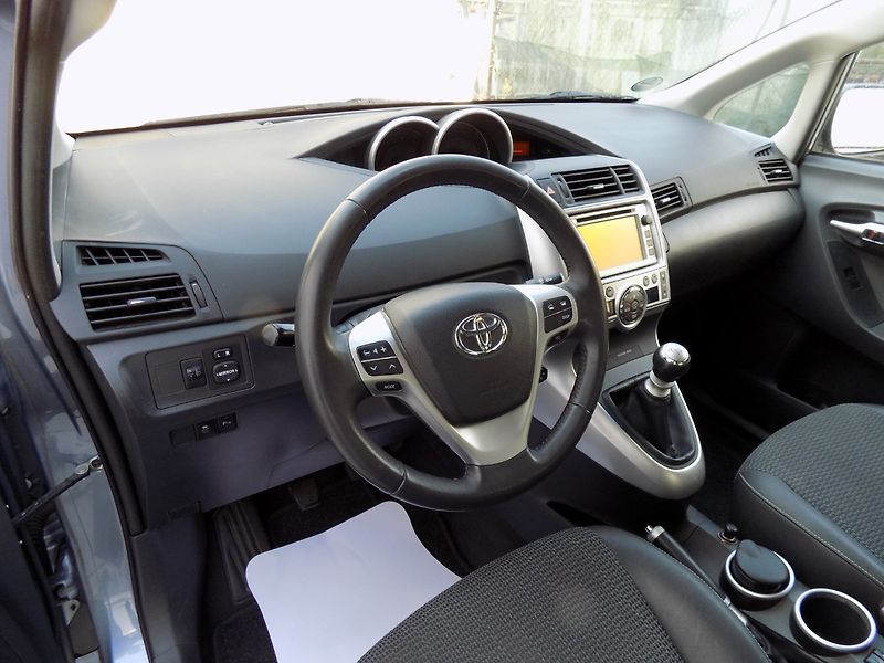 Toyota Verso (2013) 2.0 D-4D/1.Maj.ČR/keyless-go/ - fotka 13 z 47