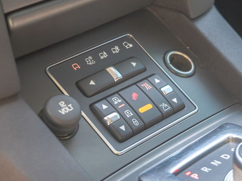 Land Rover Discovery (2013) 3.0D 155KW 7sed – NAVIJÁK - fotka 28 z 57