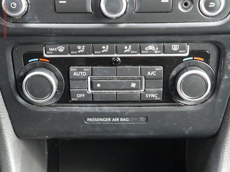 Volkswagen Golf (2013) 1.6 TDi VI, Navi, AC - fotka 13 z 16