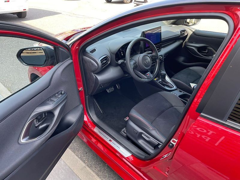 Toyota Yaris 1.5 HEV 130 GR SPORT - fotka 12 z 22