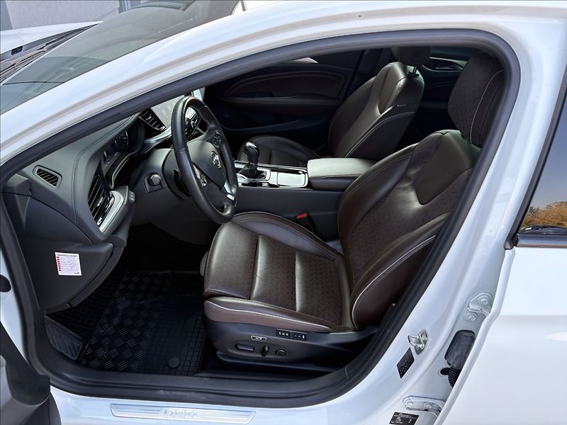 Opel Insignia 2,0 CDTi AWD AT8 Ultimate GS - fotka 20 z 31