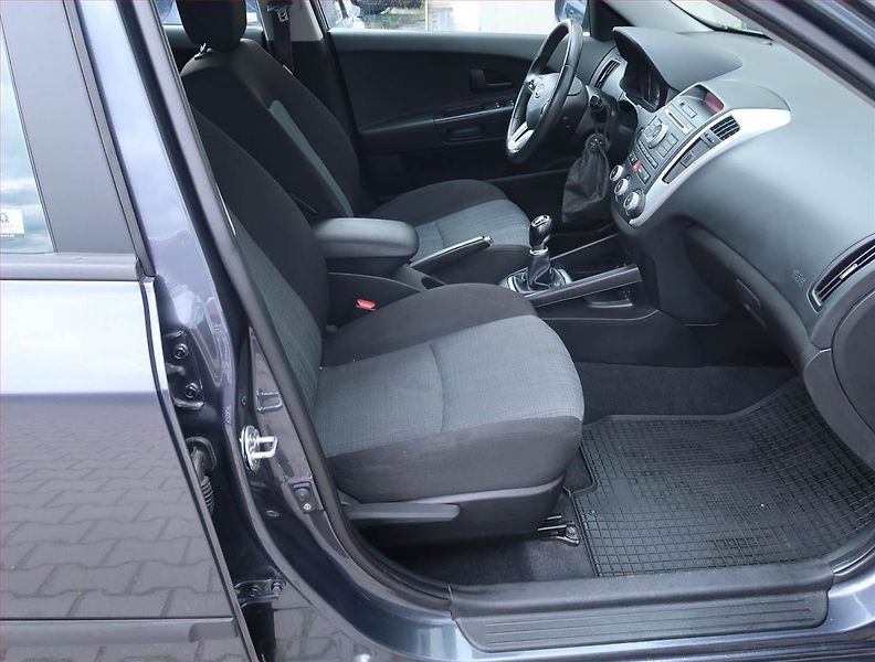 Kia Ceed (2010) EX 1.4 CVVT, ČR,1.maj - fotka 9 z 14