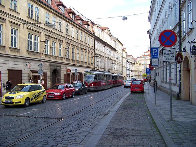 Mýto v širším centru Prahy je zatím záměrem, konkrétní ceník ani datum spuštění nejsou schválené. Archivní ilustrační snímek Karmelitské ulice.