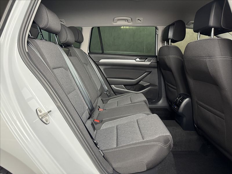 Volkswagen Passat 2,0 TDi  DSG Business IQ Light - fotka 13 z 43