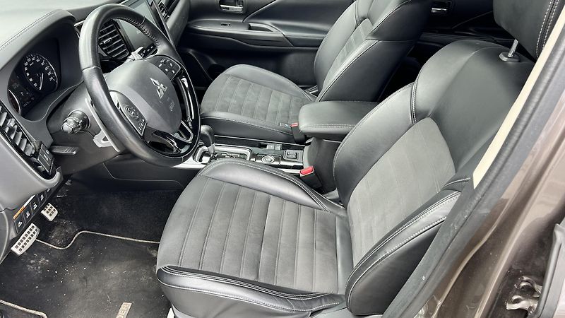 Mitsubishi Outlander INSTYLE 2,0 MIVEC 4X4 A/T - fotka 7 z 16