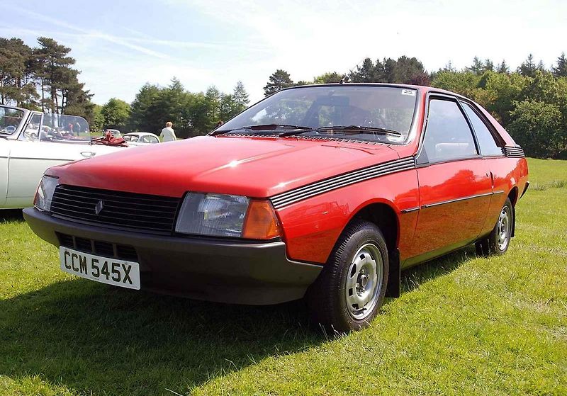 Renault Fuego GTX z roku 1982 s charakteristickým velkým zadním oknem, pod nímž se skrýval prostorný kufr.