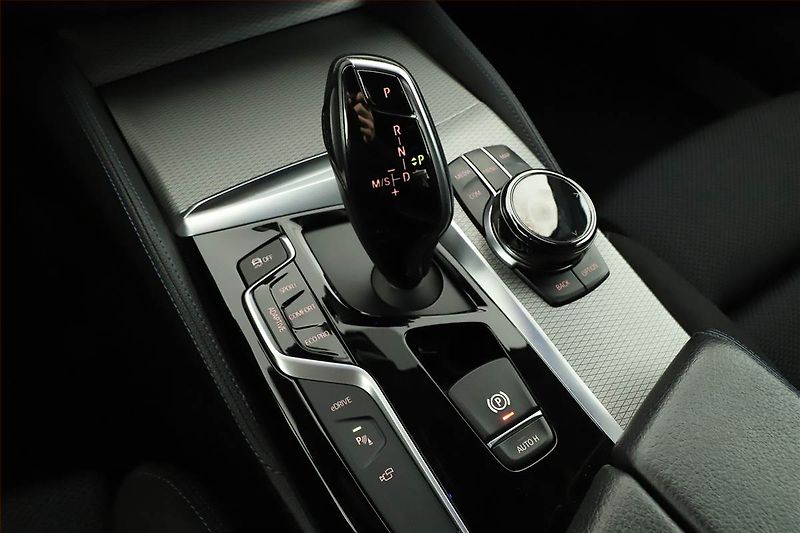BMW Řada 5 (2018) 530e iPerformance - fotka 11 z 20