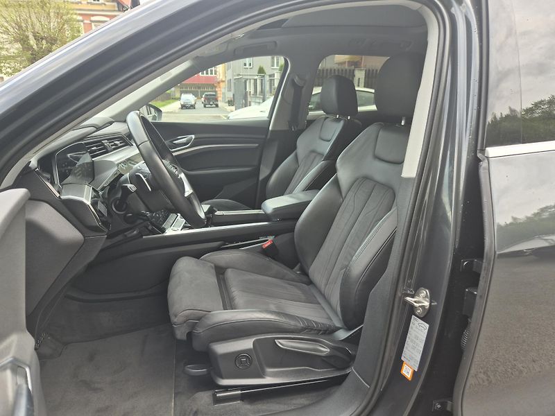 Audi e-tron 50 QUATTRO 230kw 20ALU SOH100% - fotka 37 z 45