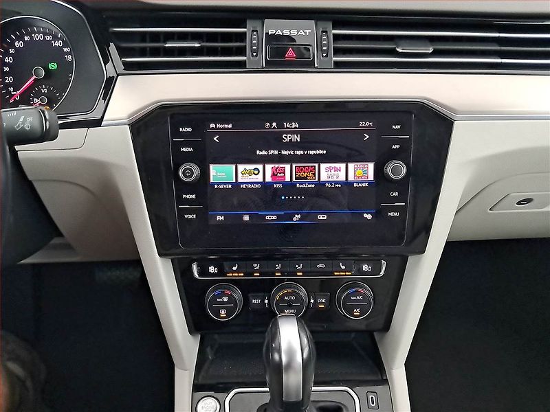 Volkswagen Passat (2020) 2.0 TDI, Automat, Kůže, Navi - fotka 12 z 21