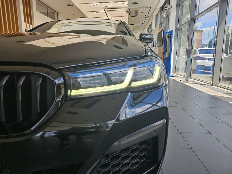 BMW Řada 5 M550i xDrive - fotka 4 z 32