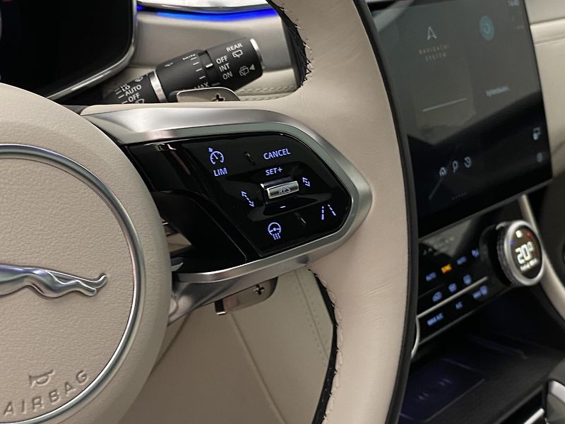 Jaguar F-Pace P250 SE R-DYNAMIC AWD AUT  - fotka 20 z 43