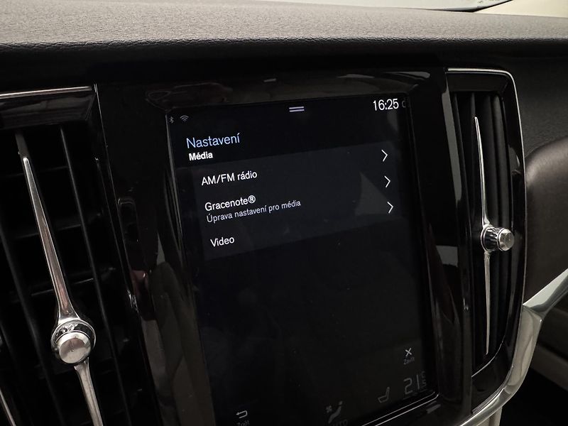 Volvo V90 CC D4 AWD MOMENTUM AUT - fotka 36 z 46