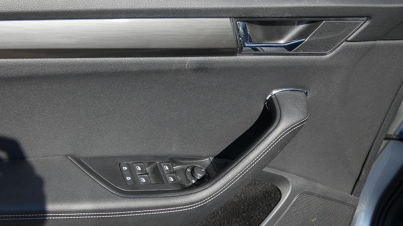 Škoda Superb Combi 2,0 TDI DSG Style - fotka 9 z 25