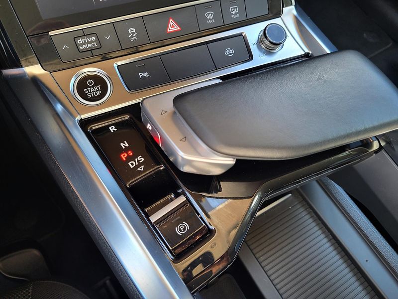 Audi e-tron 55 Quattro 300kW ČR 1.majitel - fotka 27 z 50