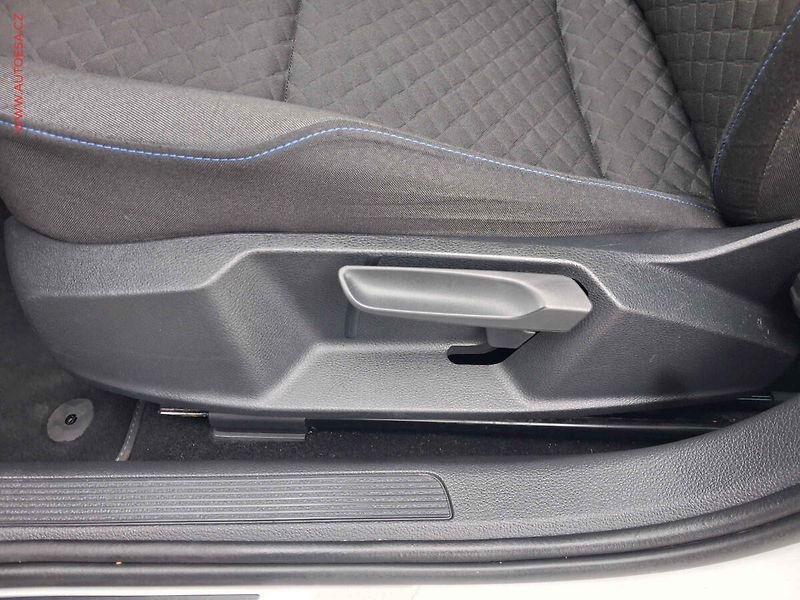Volkswagen Golf (2018) 2.0 TDi, Join, LED, navi - fotka 14 z 18