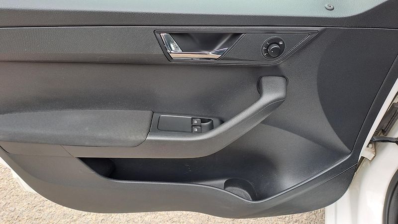 Škoda Fabia 1.0 TSI70 Ambiente+ - fotka 19 z 27