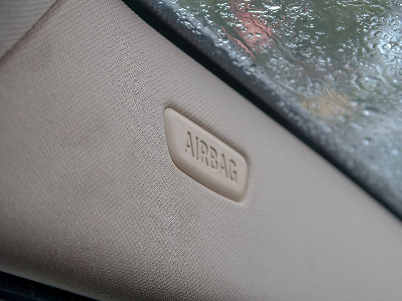 BMW Řada 5 (2010) 3.0i mat – NAVI - fotka 38 z 49