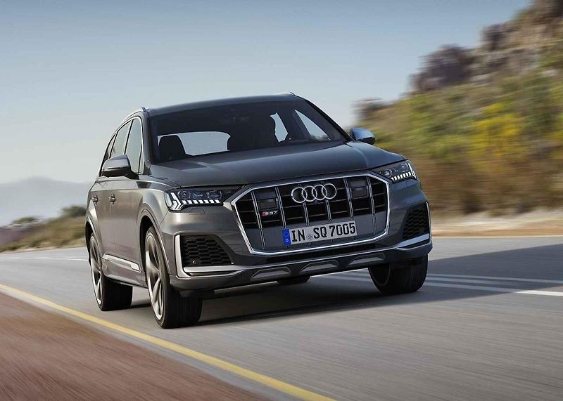Lamborghini Urus. 0-100 km/h za 3,6 s. Maximální rychlost 305 km/h. Cena: 183 683 eur bez DPH.
