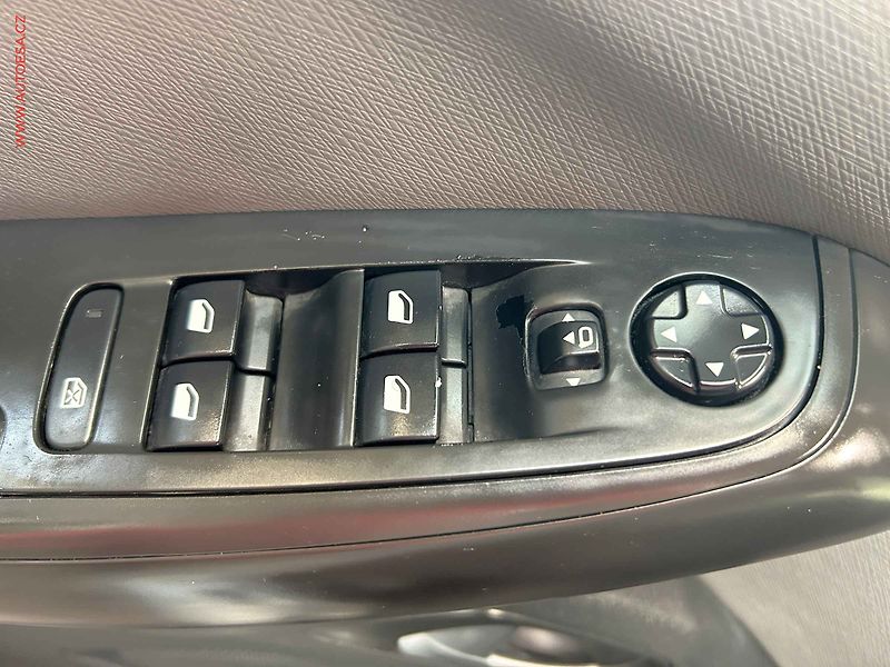 Citroën C4 Picasso (2015) 2.0HDi, 1.maj, Navigace - fotka 13 z 17
