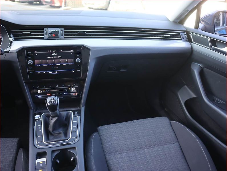 Volkswagen Passat (2020) 2.0 TDI, Serv.kniha, Navi - fotka 8 z 20