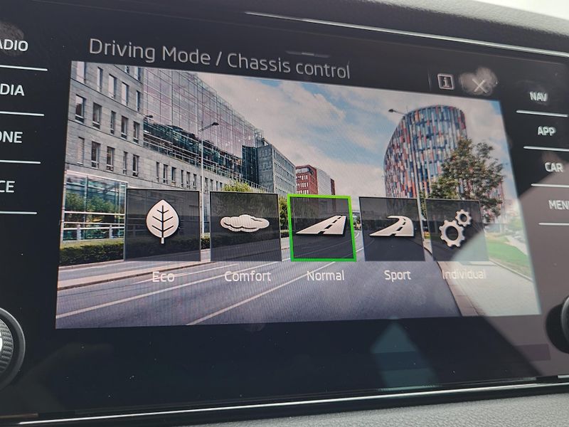 Škoda Karoq 1.5 TSI 110kW DSG SPORTLINE - fotka 28 z 48