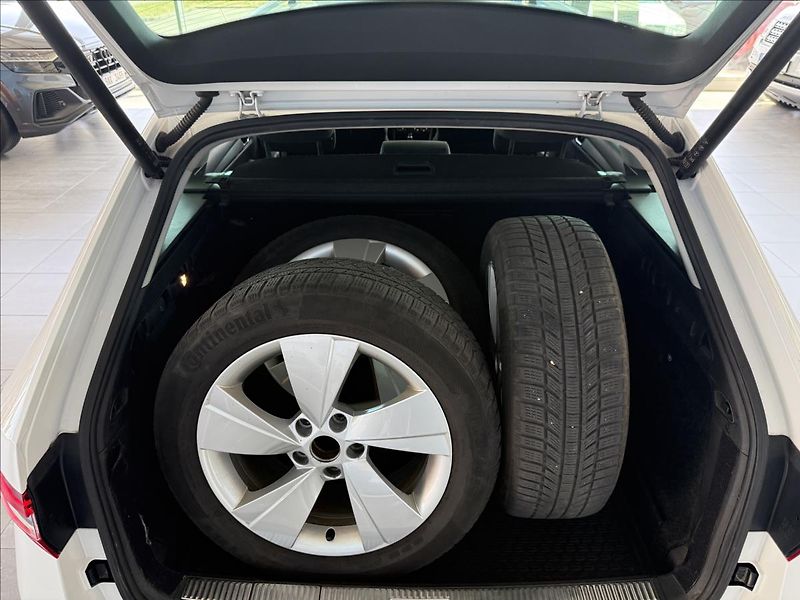 Škoda Superb 2,0   TDI 110kW,SERVISKA,ČR - fotka 27 z 29