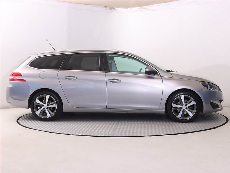 Peugeot 308 (2016) Allure 1.6 BlueHDi, Automat - fotka 6 z 22