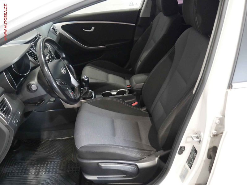 Hyundai i30 (2014) 1.6 GDi, ČR, Temp. park. - fotka 9 z 20