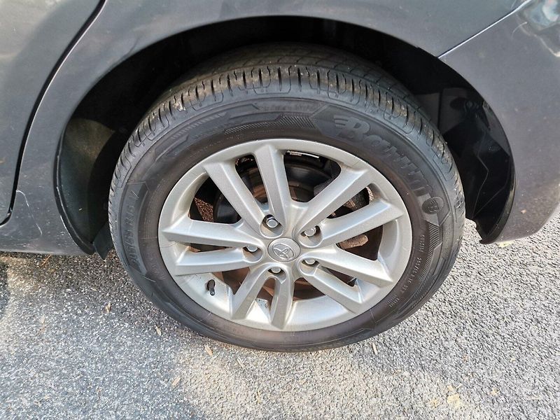 Toyota Auris (2009) 1.4VVTi 74kw ČR 5dv. Klima PDC - fotka 23 z 26